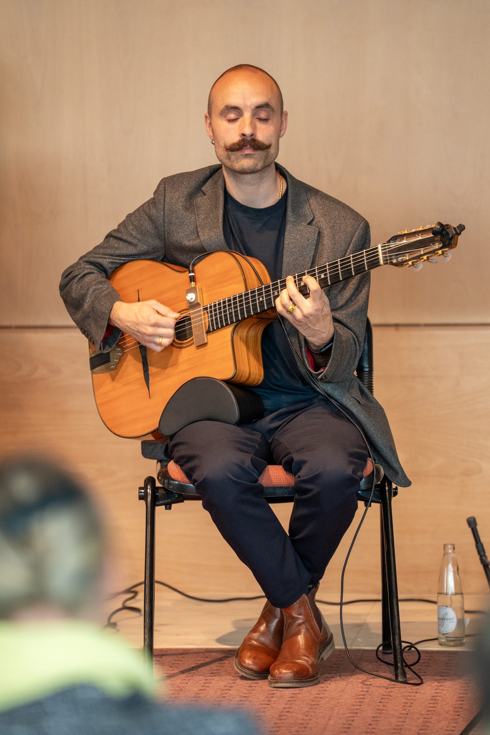 David Klüttig an der Gitarre